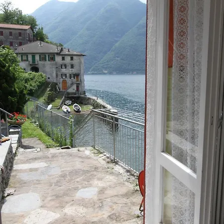 Letizia Villa *