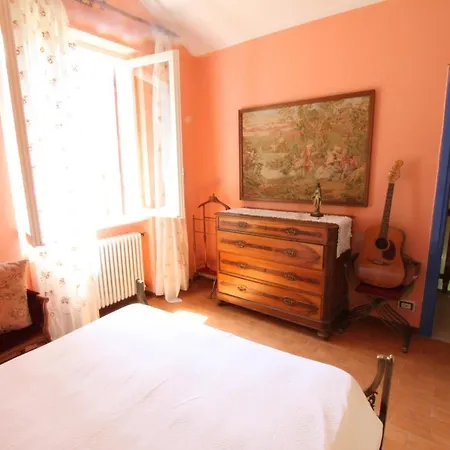 Letizia Villa *