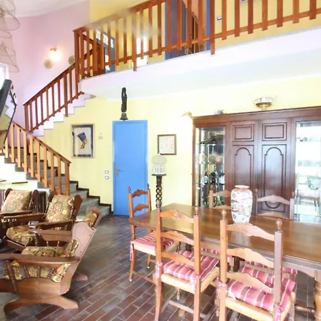 Letizia Villa *